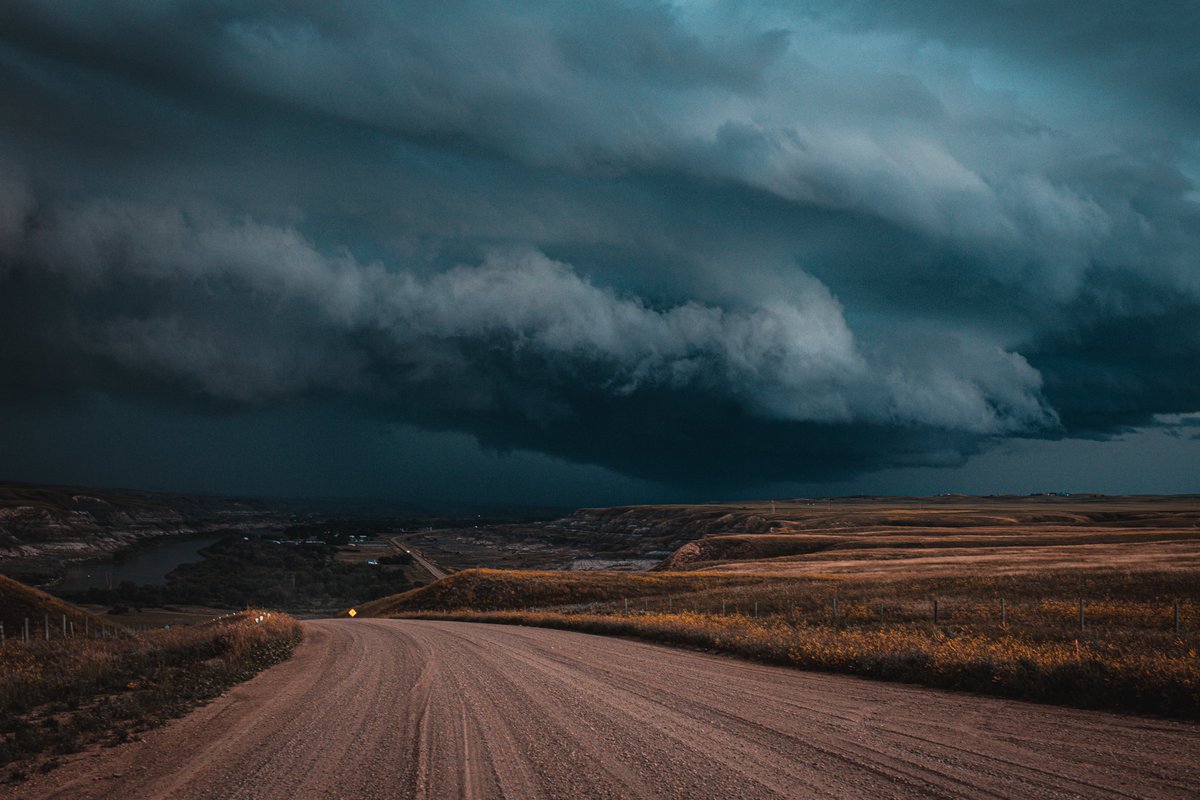 ValleyHillPhoto's tweet photo. Travelling the dirt road https://t.co/7p9ytrDpVb