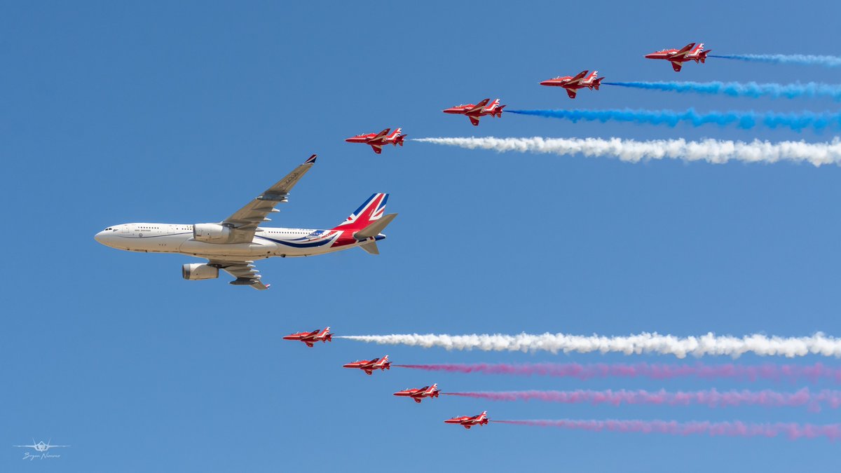 The Red Arrows flypast with RAF Voyager ZZ336 
also known as the "Vespina" at RIAT22 
#RedArrows #RIAT22