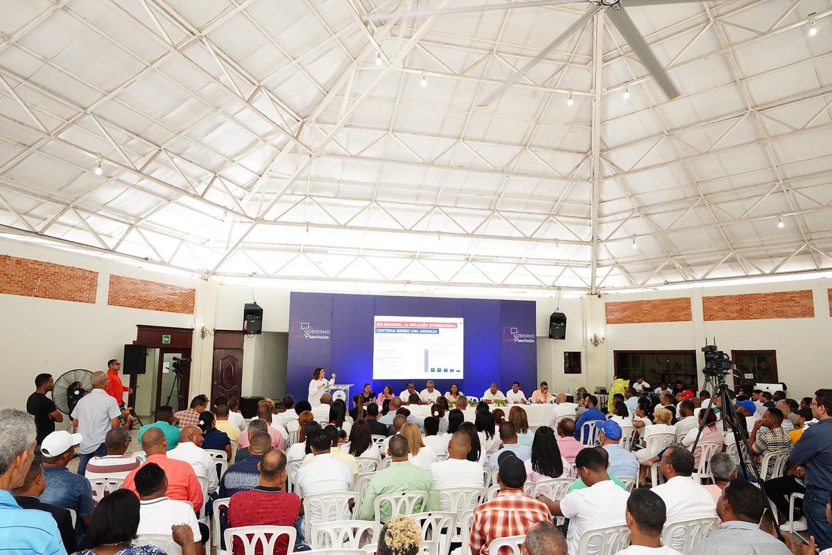 GloriaReyesG's tweet photo. Hoy, en el #GobiernoEnLasProvincias presentamos los logros y proyectos del Gobierno en el municipio de #SDO y les mostramos el estatus y alcance de las obras ejecutadas en la zona, así como el propósito de seguir contribuyendo con el desarrollo económico del país. https://t.co/55Q9sAxL1N
