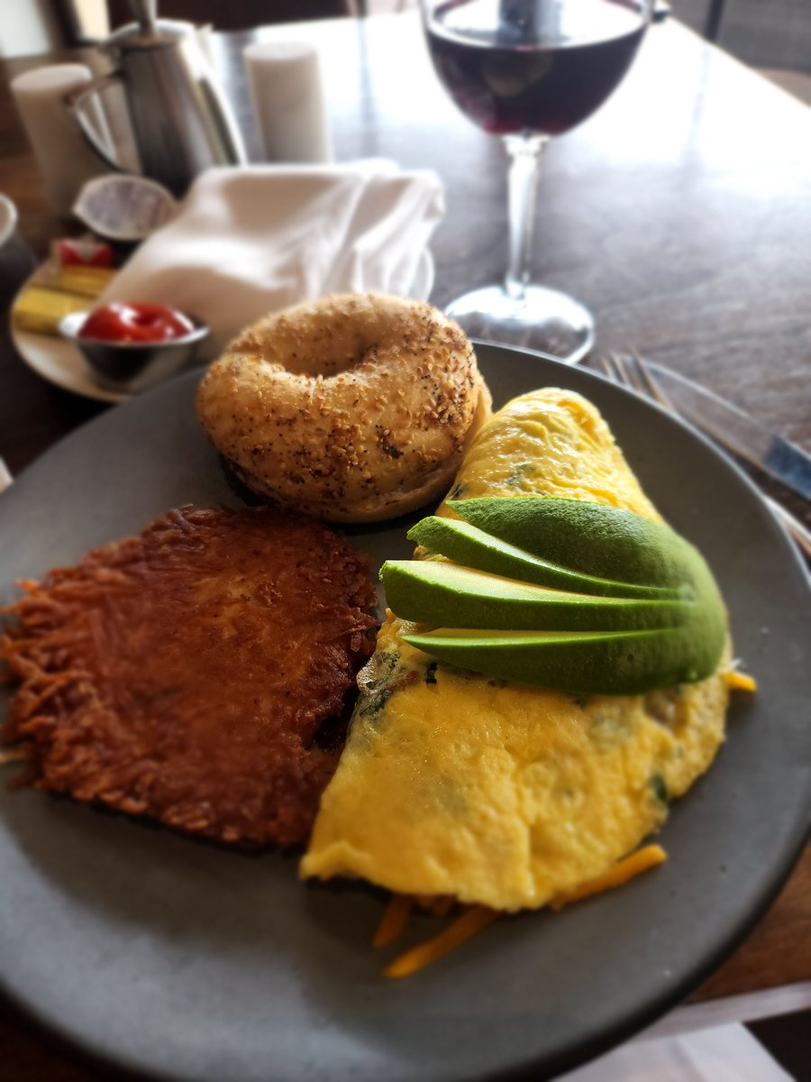 KathleenB44's tweet photo. It's a lazy Sunday Afternoon! Brunch with a glass of vino! #wheretimestandsstill @camelbackinn @MarriottBonvoy https://t.co/7DhrYMq4OP