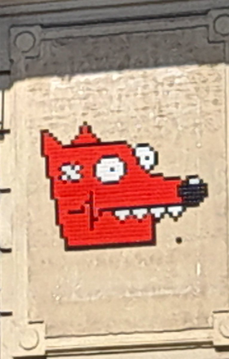 Belle journée à  <a href="/Paris/">Paris</a> , au hasard de #pérégrinations dans ses rues... qui a peur du grand méchant loup? Une pensée pour toutes celles et tous ceux qui ne peuvent pas s'offrir des #vacances , il suffit parfois de lever les yeux pour s'émerveiller...