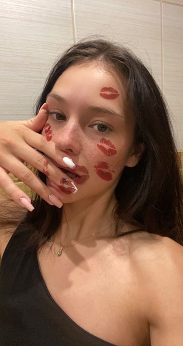 Wanna kiss me?😈😘 https://t.co/yoLsyB9Paq