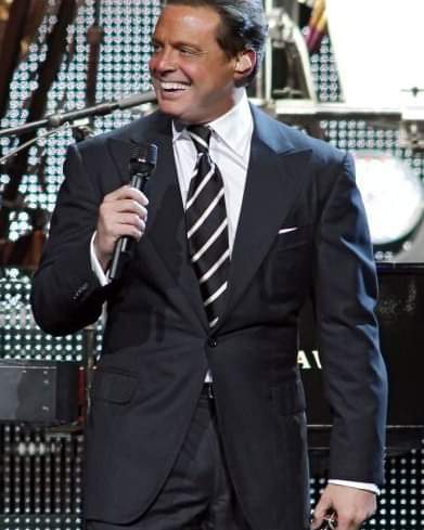 fclubluismiguel's tweet photo. Hoy festejamos +500 millones de vistas del video oficial de @LMXLM
#LMAhoraTePuedesMarchar500MillonesDeVistasSuperados 
en @YouTube
@WarnerMusic @clomary735 @LMDELUXE @Locaspor_Micky @lm_digitales @ChartsLuis @nuestrosol @ContigoalaDist https://t.co/d8RcgB7ZJx