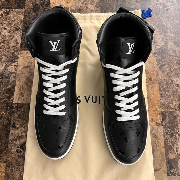 str8dime's tweet photo. So good I had to share! Check out all the items I'm loving on @Poshmarkapp from @ShoeYouCan #poshmark #fashion #style #shopmycloset #adidas #versace #louisvuitton: https://t.co/szijhnKrMA https://t.co/nG5ynUlnGZ