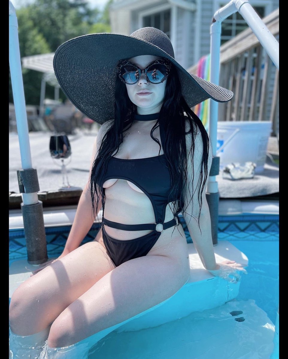 mkeegz's tweet photo. This witch has been melting 💧🥵🔥🖤 @killstar @DieWithBoots https://t.co/xB29VLPW7V