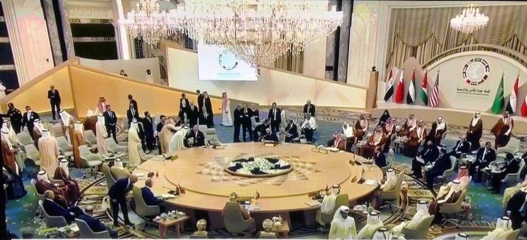 fayez_malki's tweet photo. الفنانة التشكيلية  لولوة الحمود…مصممة الطاولة التي عقد عليها اجتماع القمة الخليجية الأمريكية  نفخر بامثالك https://t.co/7fOoBBQpdu