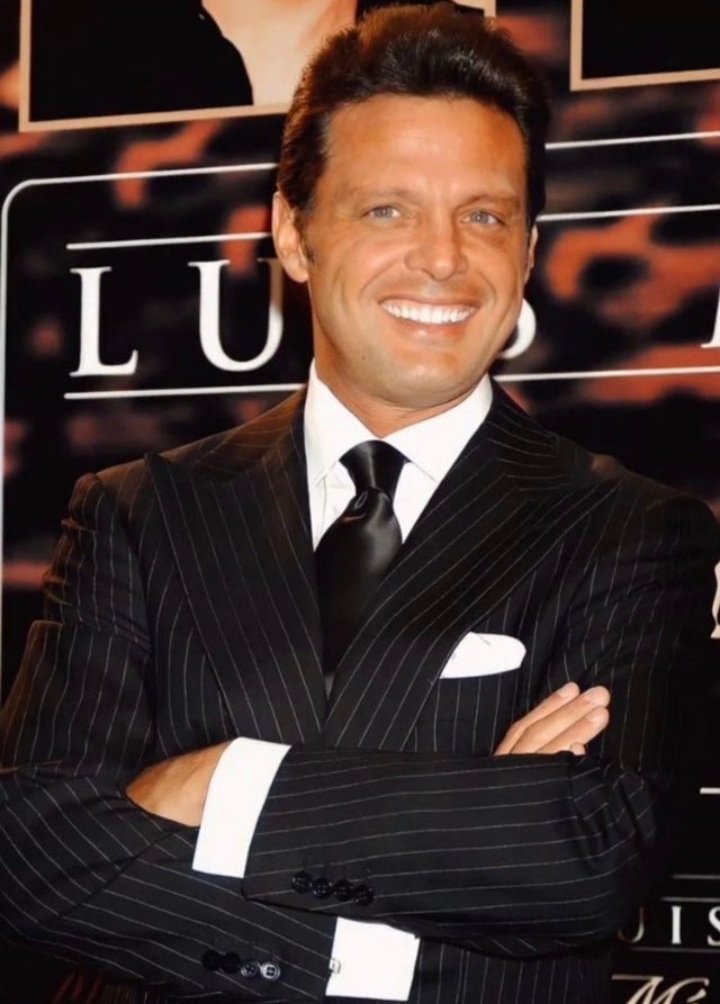 fclubluismiguel's tweet photo. Hoy festejamos +500 millones de vistas del video oficial de @LMXLM
#LMAhoraTePuedesMarchar500MillonesDeVistasSuperados 
en @YouTube
@WarnerMusic @LMDELUXE @clomary735 @LMXLM @lm_digitales @ContigoalaDist @nuestrosol @ChartsLuis @LuisMiguel_Peru @Luismisrael https://t.co/Ap1o6se8DE