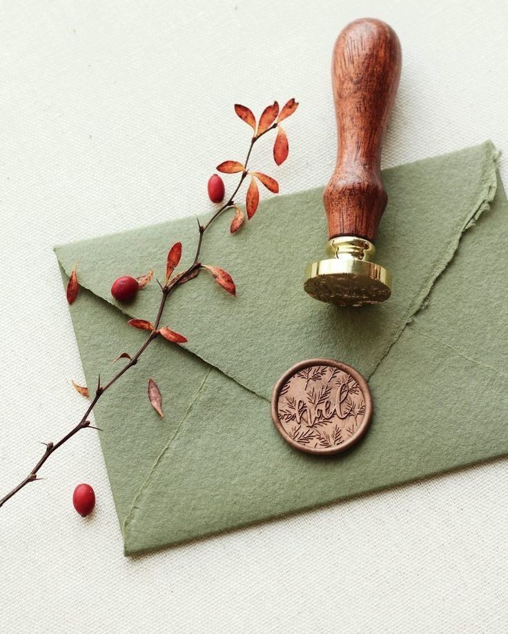 iboootao's tweet photo. bloody petals  — viseul short au. 
Haseul estranhamente começa a receber cartas acompanhadas de pétalas ensanguentadas toda semana dos correios de um remetente desconhecido. Com isso, ela começa a investigar e fazer pesquisas para descobrir o motivo e a origem desse presente + https://t.co/bnTO6XZjwu