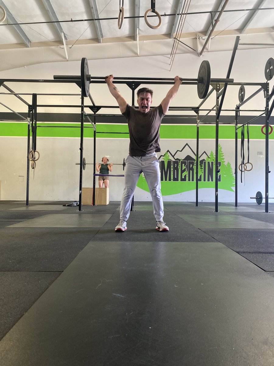 TimberlineFit's tweet photo. Our Monday morning class, getting down on 12 days of Christmas! https://t.co/UZLAgeBZlz