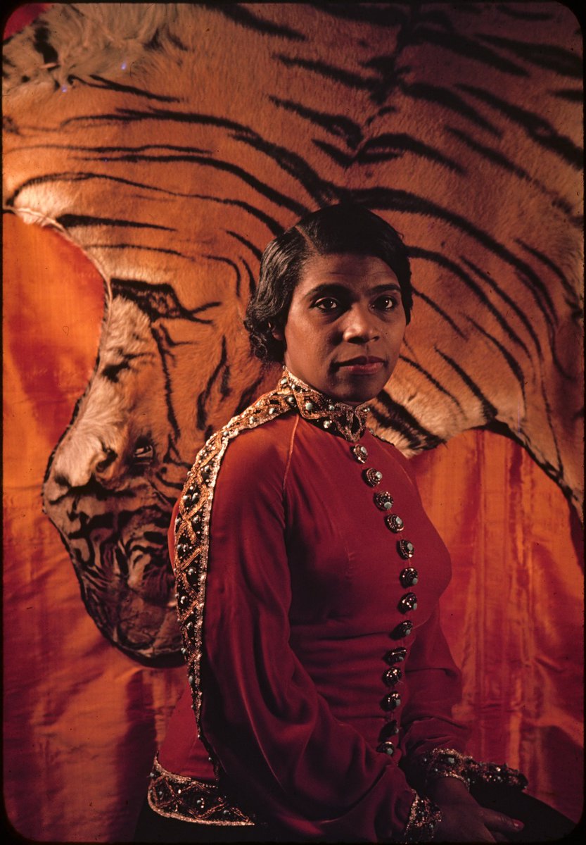BeineckeLibrary's tweet photo. Marian Anderson
Van Vechten photographs, 1940 https://t.co/cwGV1xNq0D https://t.co/SgHL8oigRP