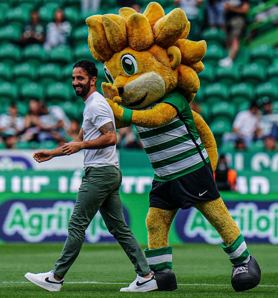 racadeleao_'s tweet photo. "Ronaldo no Sporting? Eu fico feliz é que o Matheus Nunes ainda cá está, que os jogadores como o Matheus Nunes rejeitam ofertas que lhes mudavam a vida para ficar no Sporting. Os meus jogadores são sempre os melhores do mundo"

🗣 Rúben Amorim https://t.co/JnwO55wlnz