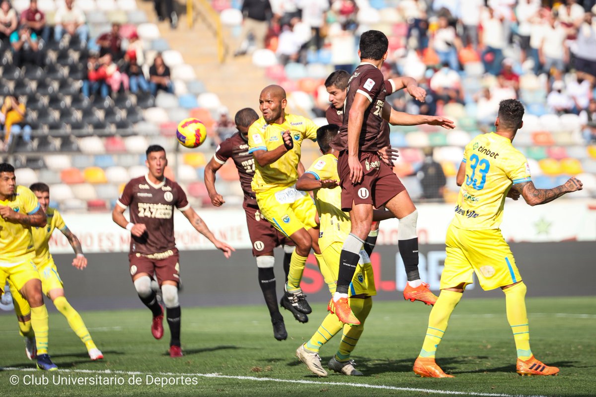 Universitario's tweet photo. โฑ๏ธ 38' | 0-0
Postales de nuestro primer tiempo ante @FcCarlosStein en el Monumental.
#UxCS โฝ
#YDaleU https://t.co/nm5sQlEUnL