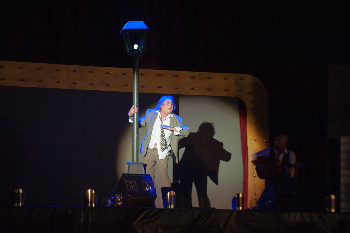tiopepefestival's tweet photo. Dejamos por aquí unas imágenes de la increíble noche que estamos viviendo con @elseluelmusical.

Si es cierto eso que dicen de que la risa es vida, ¡hoy salimos de aquí unos años más jóvenes! ✨🤣 https://t.co/SN7z6livbH