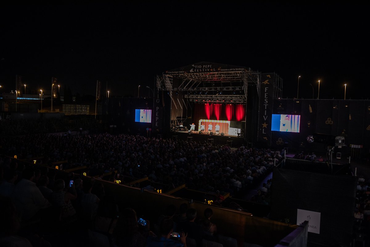 tiopepefestival's tweet photo. Dejamos por aquí unas imágenes de la increíble noche que estamos viviendo con @elseluelmusical.

Si es cierto eso que dicen de que la risa es vida, ¡hoy salimos de aquí unos años más jóvenes! ✨🤣 https://t.co/SN7z6livbH