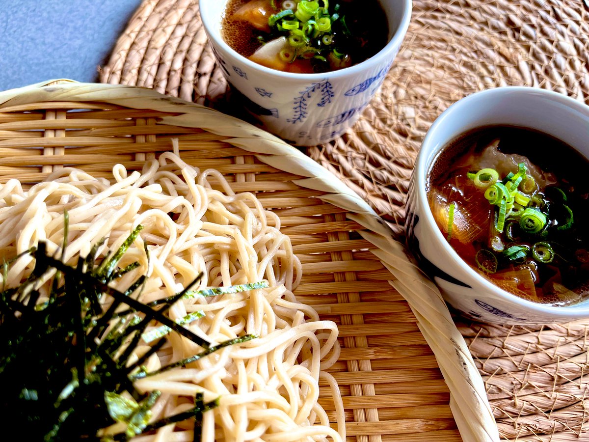 先日、水で洗うだけで食べられる 流水麺でお昼ごはんにしました😊 エアコンで体が冷えがちなので 豚バラと白ねぎ入りの 温かいつけ汁を作ってみました😋 白ねぎは、『ねぎ豚』で 買い過ぎた白ねぎです💦 夏休みのランチ、良かったら お試しください🤗