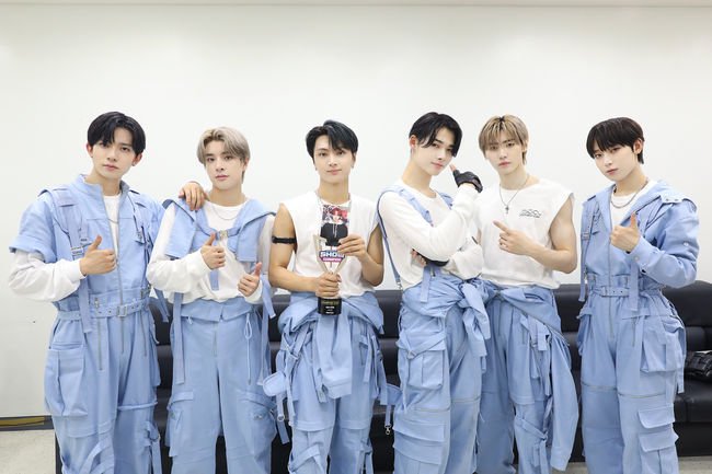 _Jayportugal's tweet photo. SHOW CHAMPION 📺 | 13.07.22
ENHYPEN 📸 | Vitória K-Media
#JAY #제이 #ENHYPEN_JAY #MANIFESTO_DAY1 #ENHYPEN10thWin #FuturePerfect2ndWin #ENHYPEN @ENHYPEN_members https://t.co/vv9BNVxfgJ