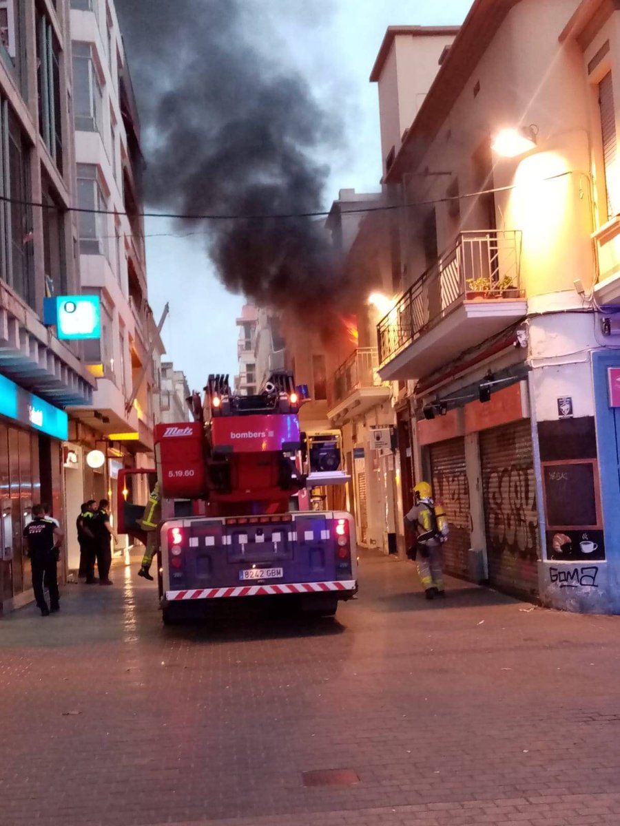 Aquesta tarda, incendi d'habitatge a Vilanova i la Geltrú, sense afectacions personals. Volem agrair l'excel·lent feina feta per <a href="/PLVNG/">Policia Local Vilanova i la Geltrú ◼ ◼ ◼ ◼</a> i <a href="/mossos/">Mossos</a> en l'evacuació dels carrers al voltant de l'emergència, abans de la nostra arribada.