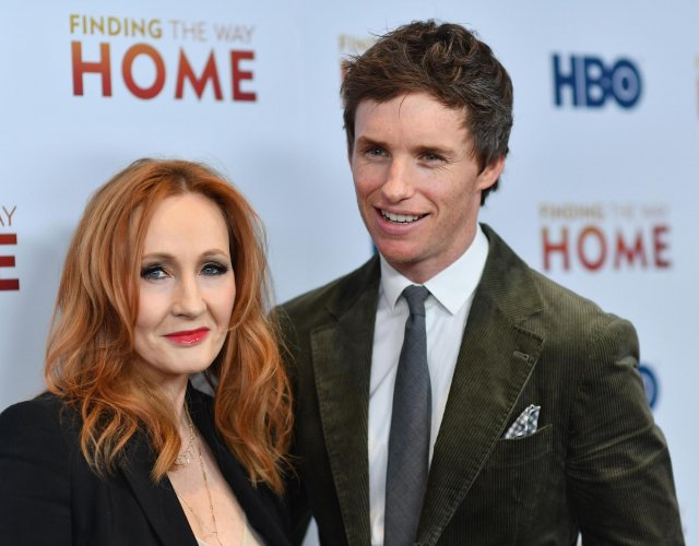 rowlinglibrary's tweet photo. J.K. Rowling and Eddie Redmayne (December 2019) https://t.co/dlJCXHg6qd