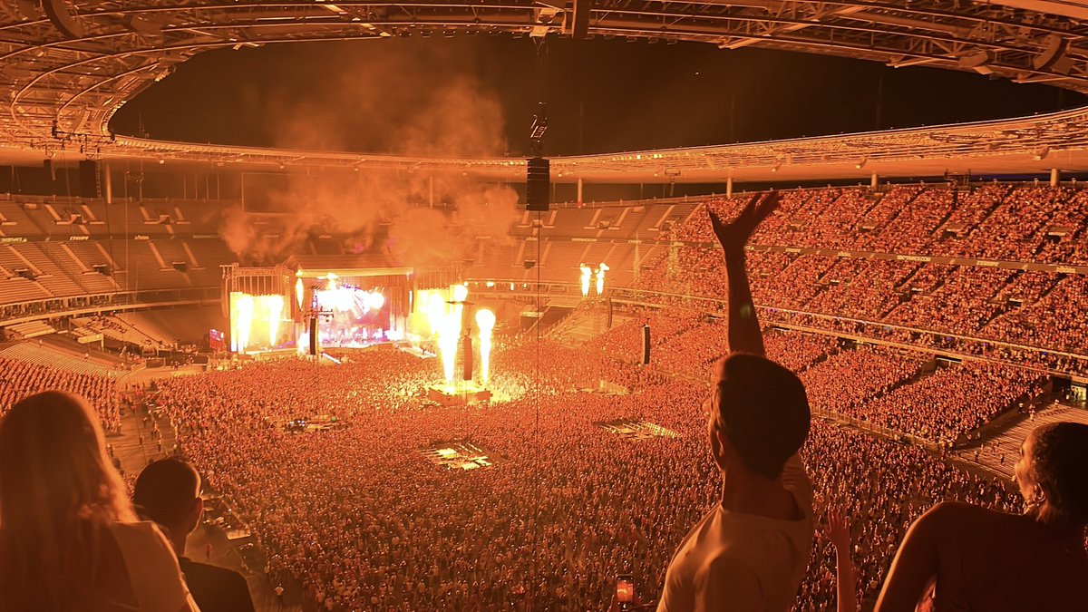 RDTLadyGaga's tweet photo. O maior show da carreira de Lady Gaga e um dos maiores da história do Stade de France. #ChromaticaBall https://t.co/DfCDcllvZY