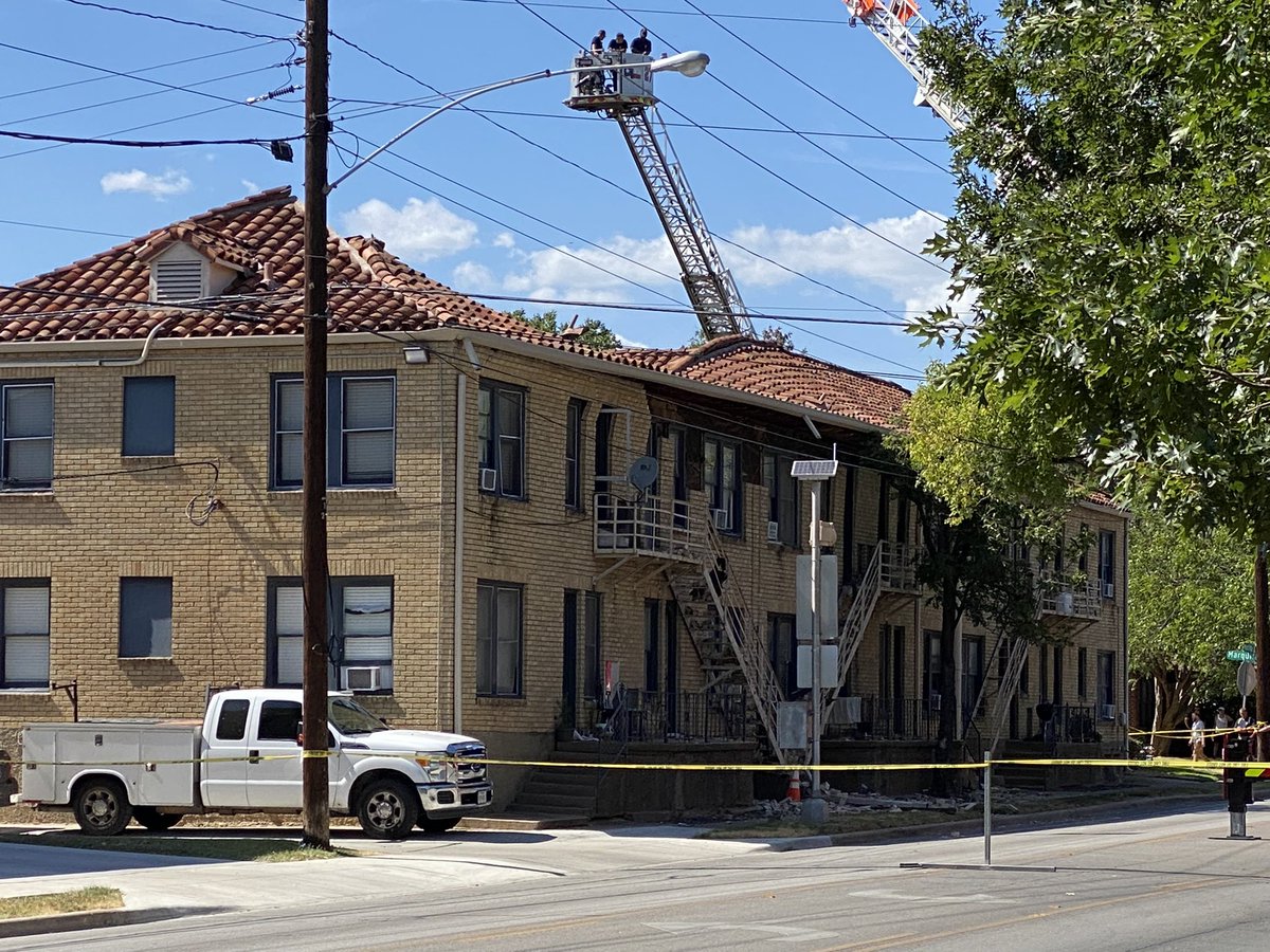 oldwaver's tweet photo. apartment roof collapse in East Dallas at Marquita & Matilda #communityquickhits https://t.co/nhxiVRXPKo