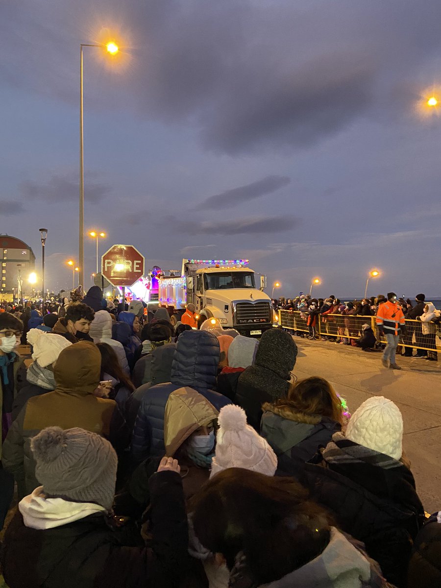 CalaFisherman's tweet photo. Desde Italia al #carnavalitv 🇮🇹 💛💙 
Cagao de frio con un carro cada media hora 😂 https://t.co/o4YHsH423h