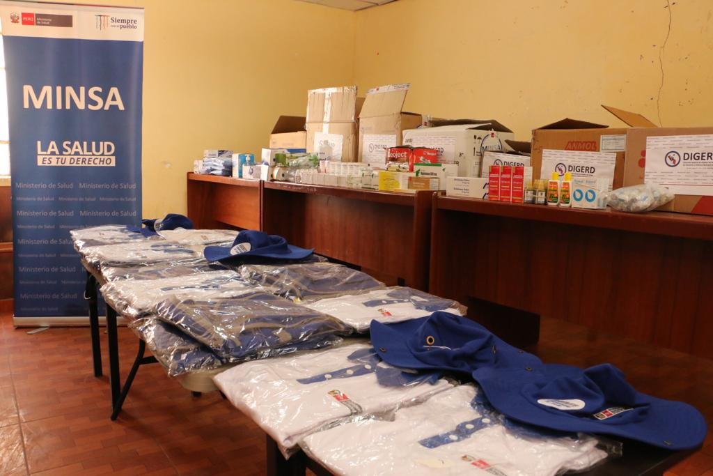 Minsa_Peru's tweet photo. La Dirección de Promoción de la Salud entregó 10 kits de identificación a los agentes comunitarios del distrito de Huaros. Ellos son el nexo entre la población y los servicios de salud, promoviendo prácticas saludables ante la #Covid19, viruela del mono y bajas temperaturas. https://t.co/kbwAophTpy