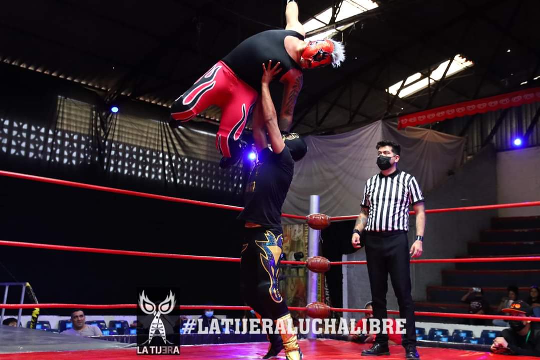 LaTijeraLucha's tweet photo. La segunda lucha de los #DomingosDeAlianzaUniversal es para la pareja de rudos #BlackHorse e #Infierno al vencer en el centro del ring de la #ArenaLopezMateos a la dupla de #NezaKid y #Mortem, buscando seguir creciendo en las carteleras de #AULL...
#latijeraluchalibre https://t.co/kjI0CaFJzE