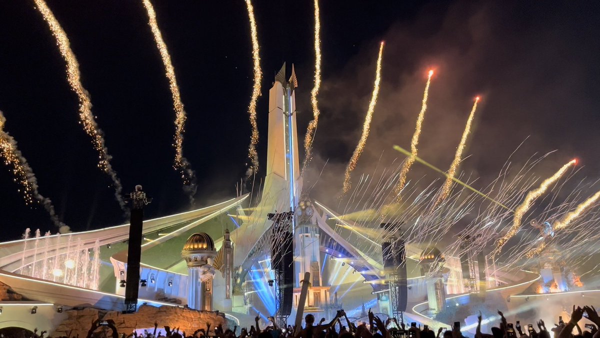 D_cDC's tweet photo. We could be heroes, me and you…🎶

#Tomorrowland #tomorrowland2022 https://t.co/MMbrLz1EFr