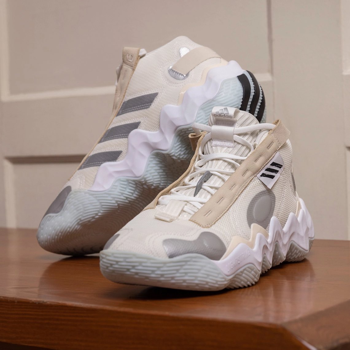 basshu2_com's tweet photo. 【adidas Exhibit B】
☑️adidasの人気バッシュExhibitAの新作ExhibitBがいくつかのカラーで登場。
☑️海外8/1発売予定です。国内発売の際はお知らせします。
📸sneakernews
#バッシュ #新作バッシュ #スニーカー #新作スニーカー #sneaker #adidas #exibitb https://t.co/djJaFD5OoM