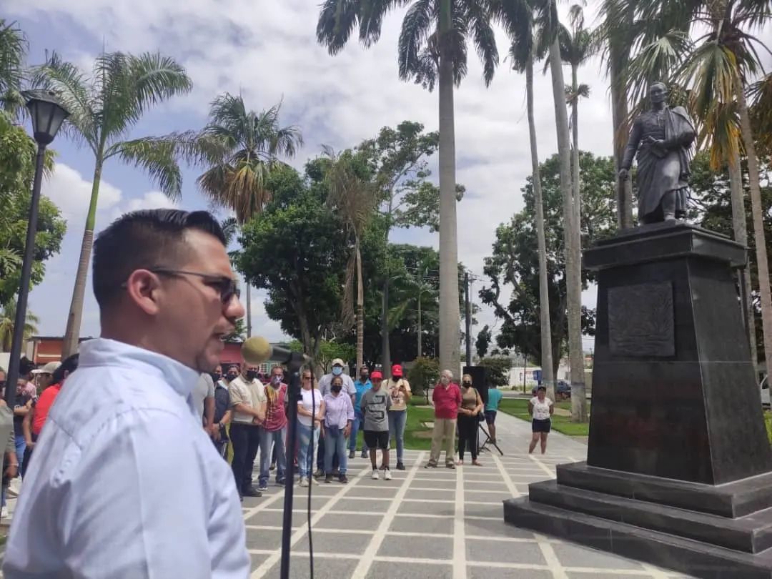PalavecinoAlc's tweet photo. Conmemoración del 239° aniversario del natalicio del Libertador Simón Bolívar en #Cabudare

Desde la plaza Bolívar el alcalde renovador @derbyalcalde con las fuerzas vivas del municipio rindieron honores al padre de la patria.

#SimonBolivar #Lara
@NicolasMaduro @AdolfoP_Oficial https://t.co/0beGj4Yaij