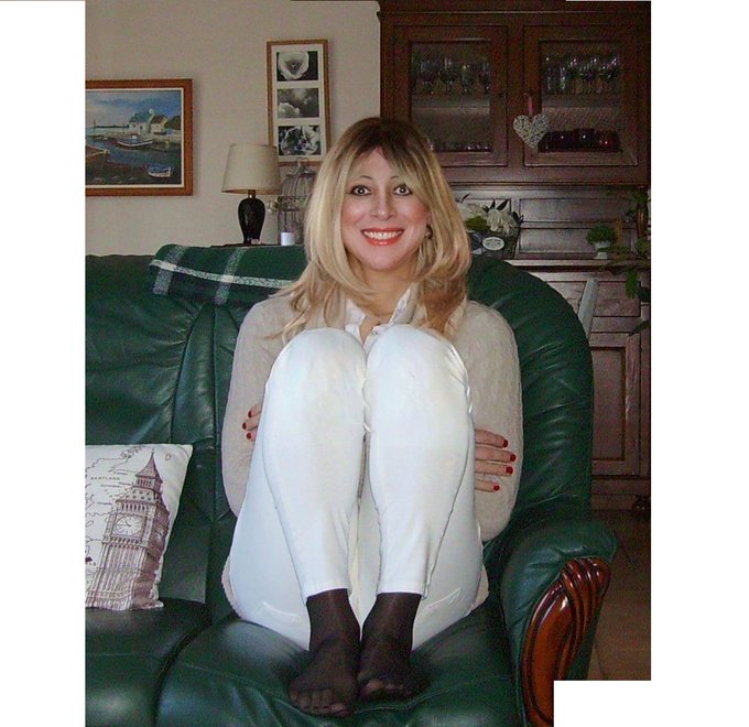 🏳️‍🌈 Julia Cool 🏳️‍⚧️ She/her - Sitting all Alone, waiting for You... 😊😊 #feet #sexyfeet #nylonfeet #pantyhosefeet #collant #pantimedias #blonde #juliacool #pieds #tgirl #transgirl #sissytrap #sissy #transwoman #transgender #femboy #trans #calze https://t.co/ylw9VnMEeN