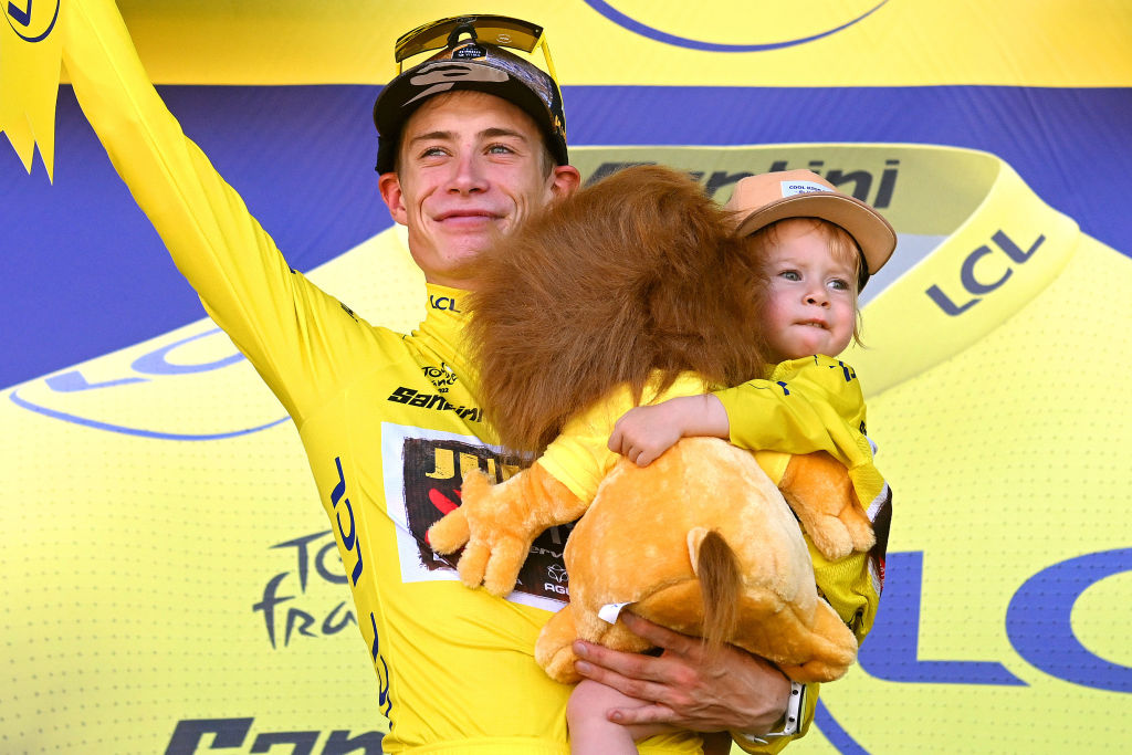 RaraAvi03977756's tweet photo. Familia hetero blanca con hija a los 25 años. Qué punk! Enhorabuena al ganador del Tour de Francia por todo, Jonas Congrats! #TourRTVE24J #TourDeFrance #TourTVE https://t.co/vu90zQyM5h