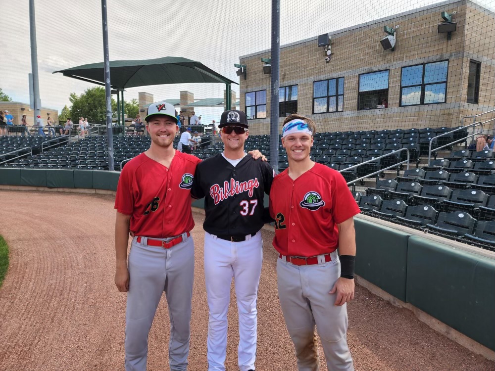 AugieBaseball's tweet photo. Make a professional debut ➡️ Battery mate is former AU teammate @willieoooooooo 

For more excitement, @barthjordan1 was on the opposing team. 

@tbbrown99 went 5⃣ innings, gave up 2⃣ hits and struck out 7⃣ in his professional debut. 

#BuildingChampions https://t.co/qqMbo5JRZZ