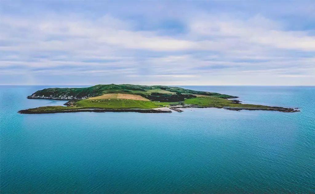 Lambay Island is owned by the British Baring banking family of Barons and Earls and is the largest privately owned island in north west Europe.

The state should CPO and rewild all 630 acres of it - send school trips to learn about biodiversity and create a truly wild island 🌳