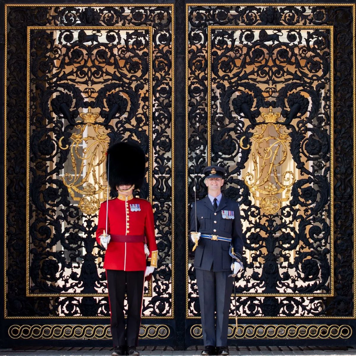 MickSmeathUK's tweet photo. 2/6 Then had the honour to watch the @RoyalAirForce’s @qcsofficial conduct Public Duties at Buckingham Palace, supported by the excellent @RAFMusic, with the @FPForceCdr & @SurayaMarshall https://t.co/MSC2Q0GVHW