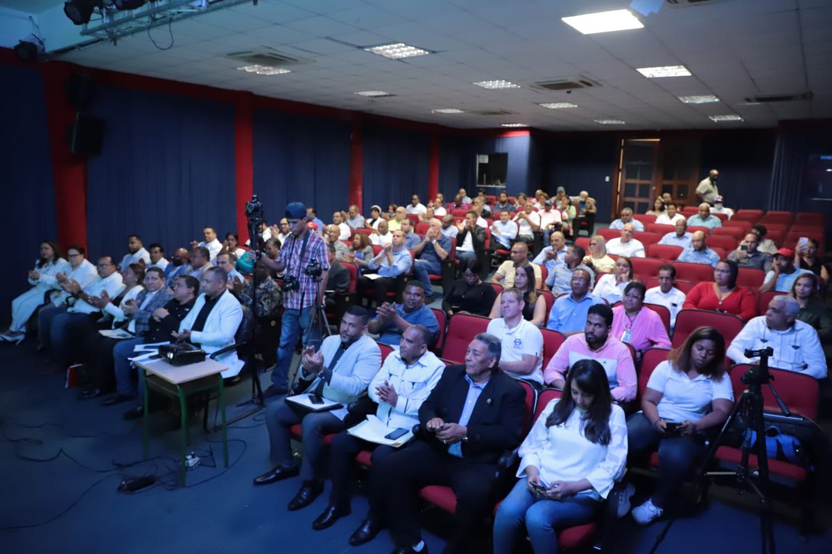 AdessRD's tweet photo. Nuestra directora @Digna10 encabezó la continuación del diálogo "El Gobierno en las Provincias", una asamblea comunitaria en la que fueron expuestos los niveles de avance de las ejecutorias en Monseñor Nouel.

#ElGobiernoEnMonseñorNouel
#AdessTrabajaParaTi https://t.co/OLjbPn7nU2