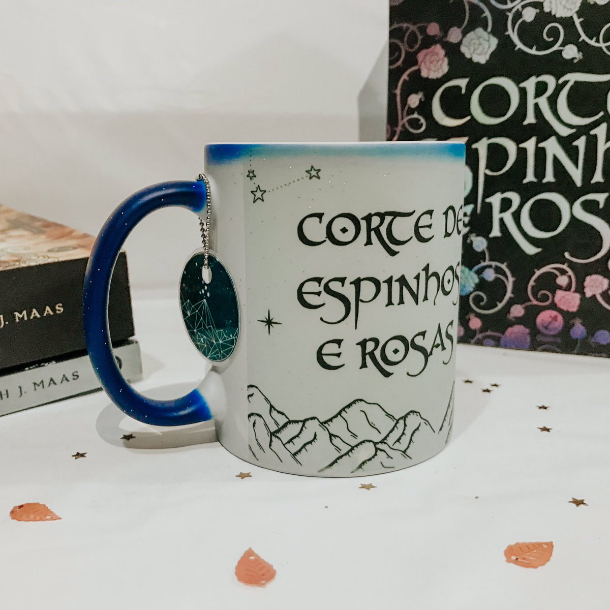 LivrosLivram's tweet photo. Eu não tô podendo com esse lançando  da nossa lojinha 🥹💙
Caneca mágica de ACOTAR ✨😭
https://t.co/6yjTsglo0j https://t.co/GL2fi3QkFO