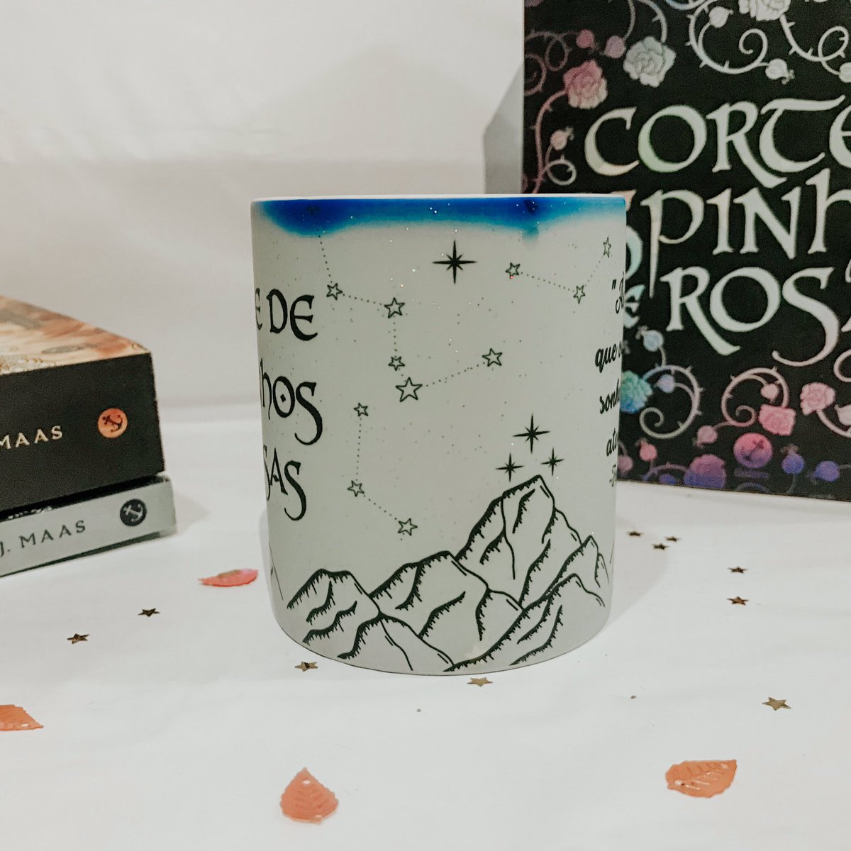 LivrosLivram's tweet photo. Eu não tô podendo com esse lançando  da nossa lojinha 🥹💙
Caneca mágica de ACOTAR ✨😭
https://t.co/6yjTsglo0j https://t.co/GL2fi3QkFO
