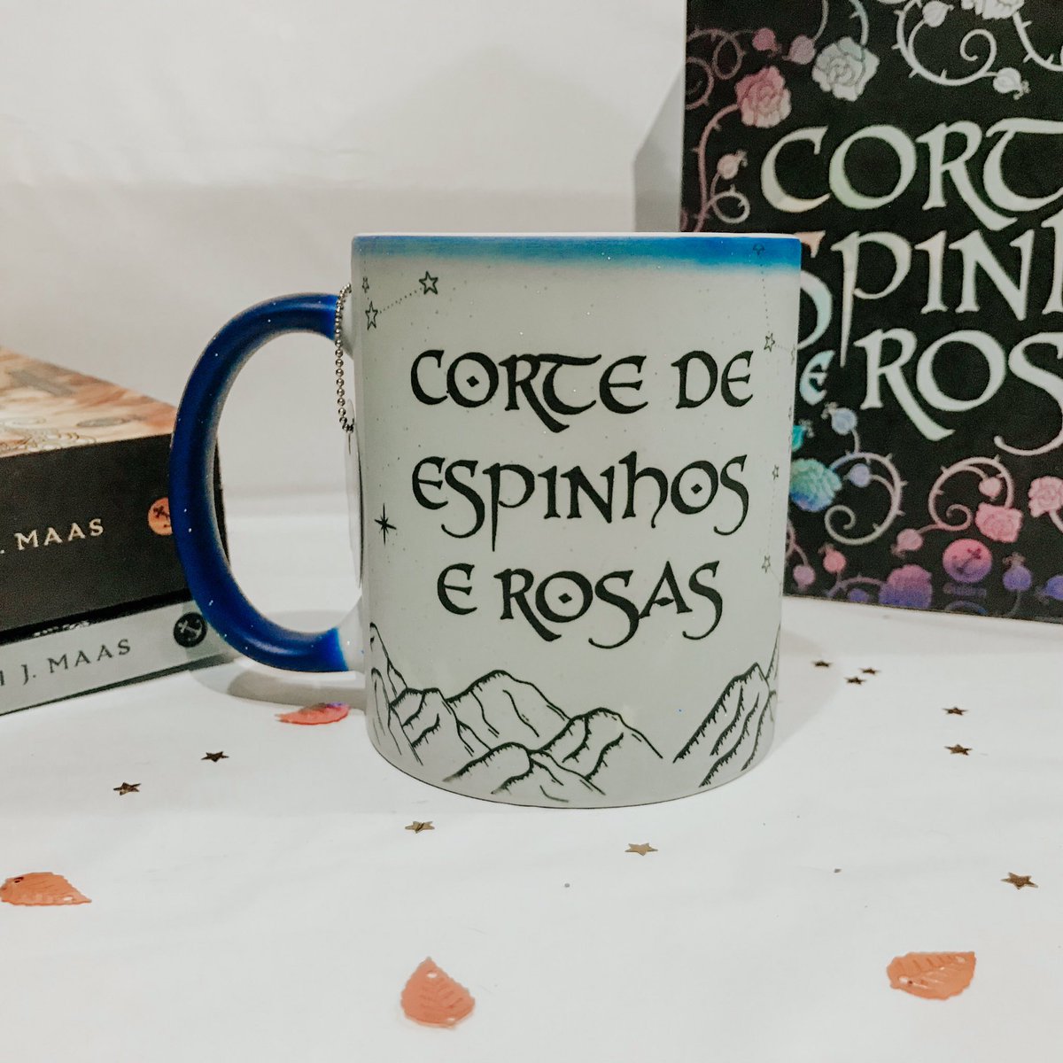 LivrosLivram's tweet photo. Eu não tô podendo com esse lançando  da nossa lojinha 🥹💙
Caneca mágica de ACOTAR ✨😭
https://t.co/6yjTsglo0j https://t.co/GL2fi3QkFO