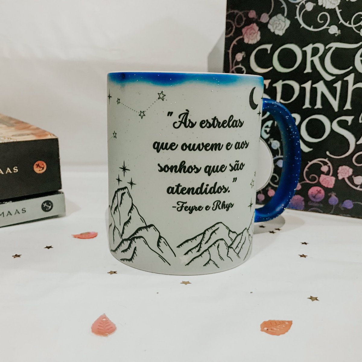LivrosLivram's tweet photo. Eu não tô podendo com esse lançando  da nossa lojinha 🥹💙
Caneca mágica de ACOTAR ✨😭
https://t.co/6yjTsglo0j https://t.co/GL2fi3QkFO