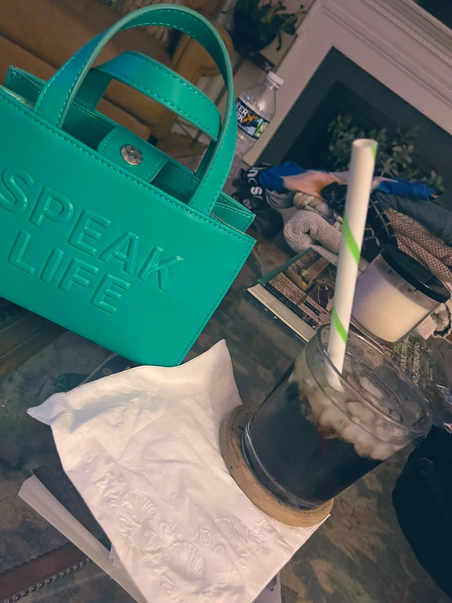 IamMsFemBOSS's tweet photo. Top-level ENERGY!!👑 💫

#SpeakLife bag is so cute &amp; boogie. #TopLevel Chanel earrings and necklace.

#MsFemBoss
#finD #findom #femboss #prettypaidprivileged #findomme #teasegoddess https://t.co/wdon63Zwg9