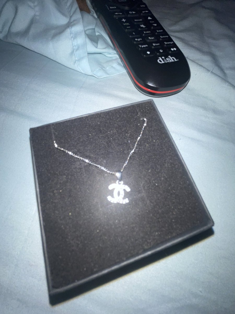 IamMsFemBOSS's tweet photo. Top-level ENERGY!!👑 💫

#SpeakLife bag is so cute &amp; boogie. #TopLevel Chanel earrings and necklace.

#MsFemBoss
#finD #findom #femboss #prettypaidprivileged #findomme #teasegoddess https://t.co/wdon63Zwg9