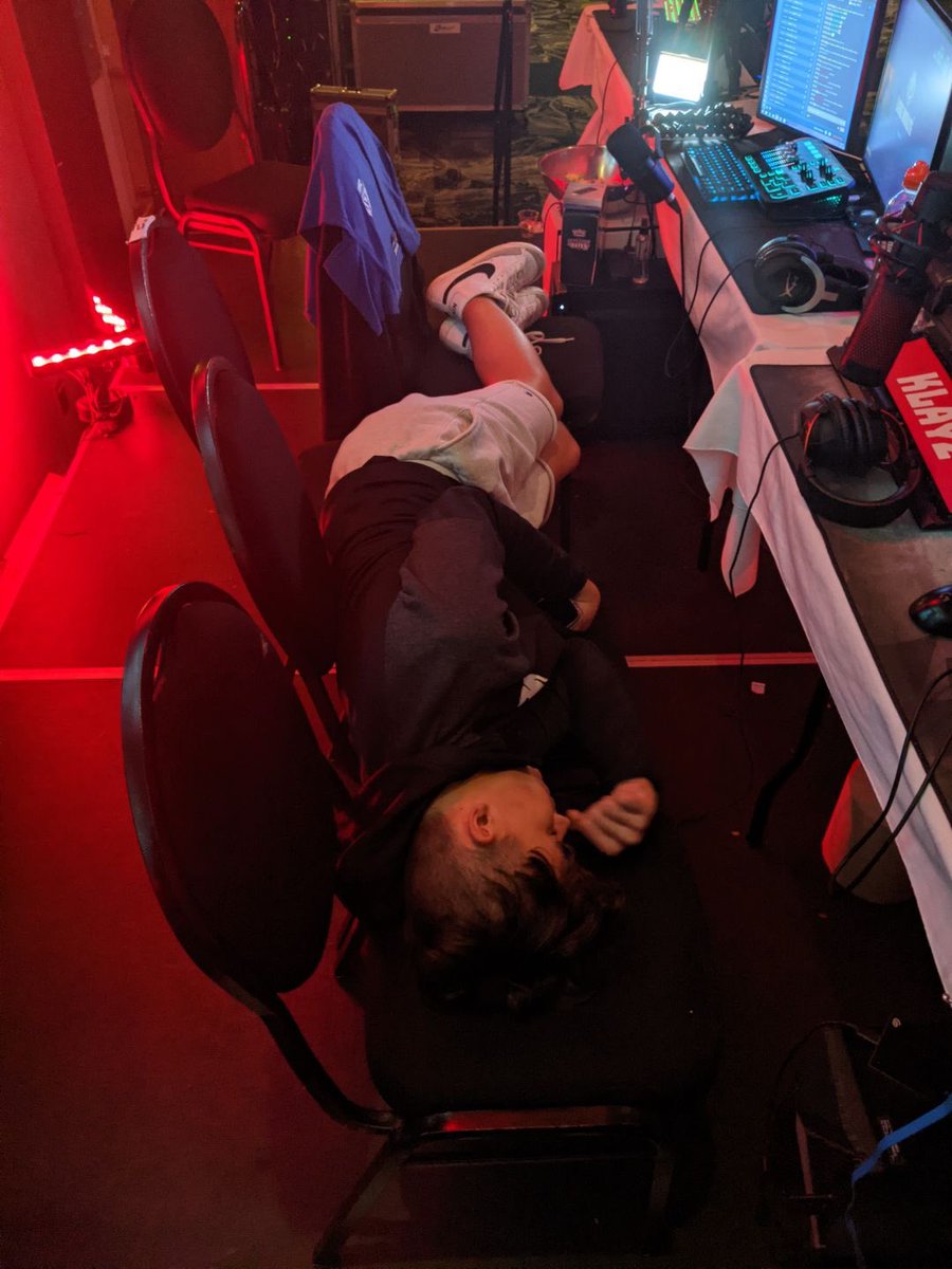 KlayzTV's tweet image. ON PART EN LATE NIGHT VIBE SUR FORTNITE / FALL GUYS / ROCKET / CHATTING VERS 20H - 20H30 🌴

MAIS AVANT DE STREAM GO ENCOURAGER NOS QC POUR QU’ILS SE QUAL AU GRANDS 🇨🇦🏆