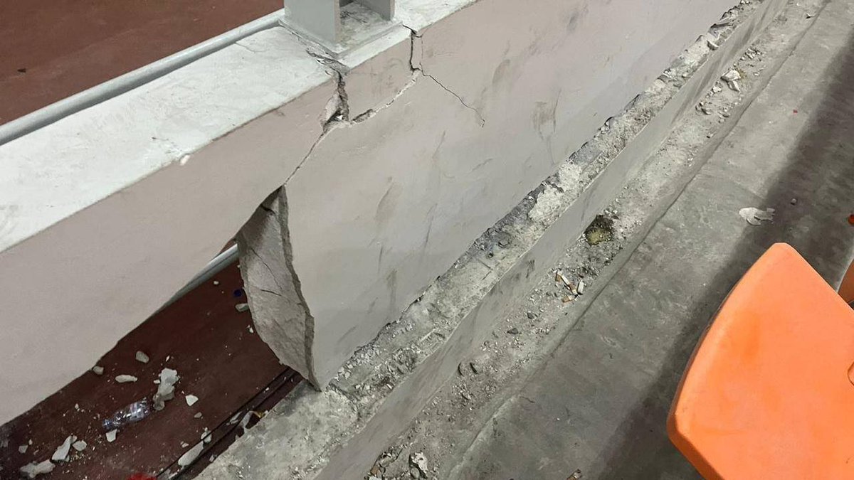 yusuf_dumdum's tweet photo. Coba perhatikan. Di bawah tumpuan plat baja tak ada balok utk menahan. Smuanya bertumpu lagsung pada herbel. Ini kalau ketahuan tukang di Surabaya sudah dipisuhi Janc*k matamu suek. 😄

Tapi buzzer @aniesbaswedan semua menyalahkan sporter khususnya Jakmania. Hahaha https://t.co/Lr0i4zU7om