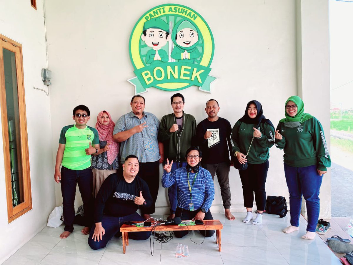 Seluruh awak media Radio Bonek juga mengucapkan Terima Kasih buat semua yang telah hadiri dan membantu suksesnya siaran terbuka kemarin sore di Panti Asuhan Bonek; serta dulur2 semua yg telah berkenan mendengarkan siaran di: radiobonek.radio12345.com
#bonek #radiobonek #persebaya