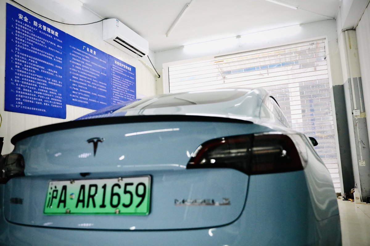 你这个车还要停在空调房里？
是啊，我每天开完还要拜一拜它，说：您辛苦了。