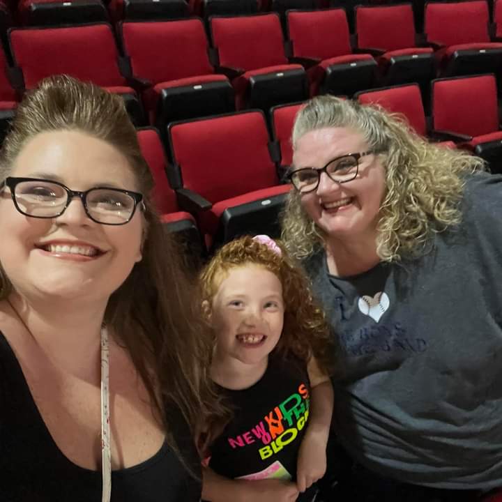 life_bh4's tweet photo. 3 generations of #blockheads singing, dancing, screaming having the best time! Thank you @DonnieWahlberg @dannywood @JonathanRKnight @joeymcintyre #JordanKnight @TheSaltNPepa @EnVogueMusic @rickastley #nkotbmixtapetour2022 🤖❤♾😘😘🤟 https://t.co/FJBnkUA2Tx