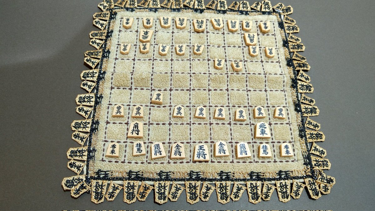 近沢レースのハンカチ。
本店でgetしました。
レースの作りが超絶技巧すぎてヤバい。