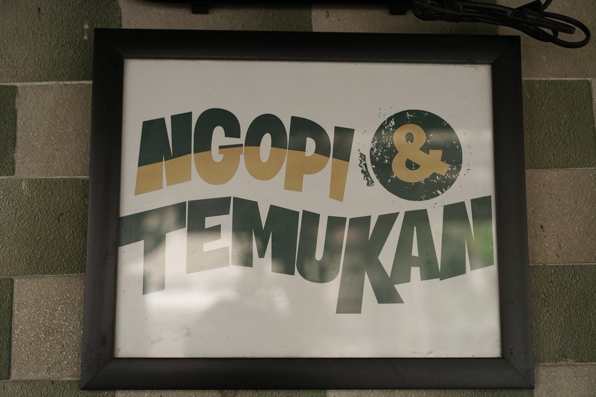 KAKOCoffee's tweet image. Selamat hari senin, tweets!
"Ngopi dan temukan" slogan yang kian sering didengar dan diucapkan hampir setiap kalangan. 

 Lalu, apakah kita sudah menemukan makna "temukan" setelah ngopi? Kalau belum, besok singgah ke Jl. Rantau Lama No.5

Kami tunggu yaa✌️

#NgopiDanTemukan