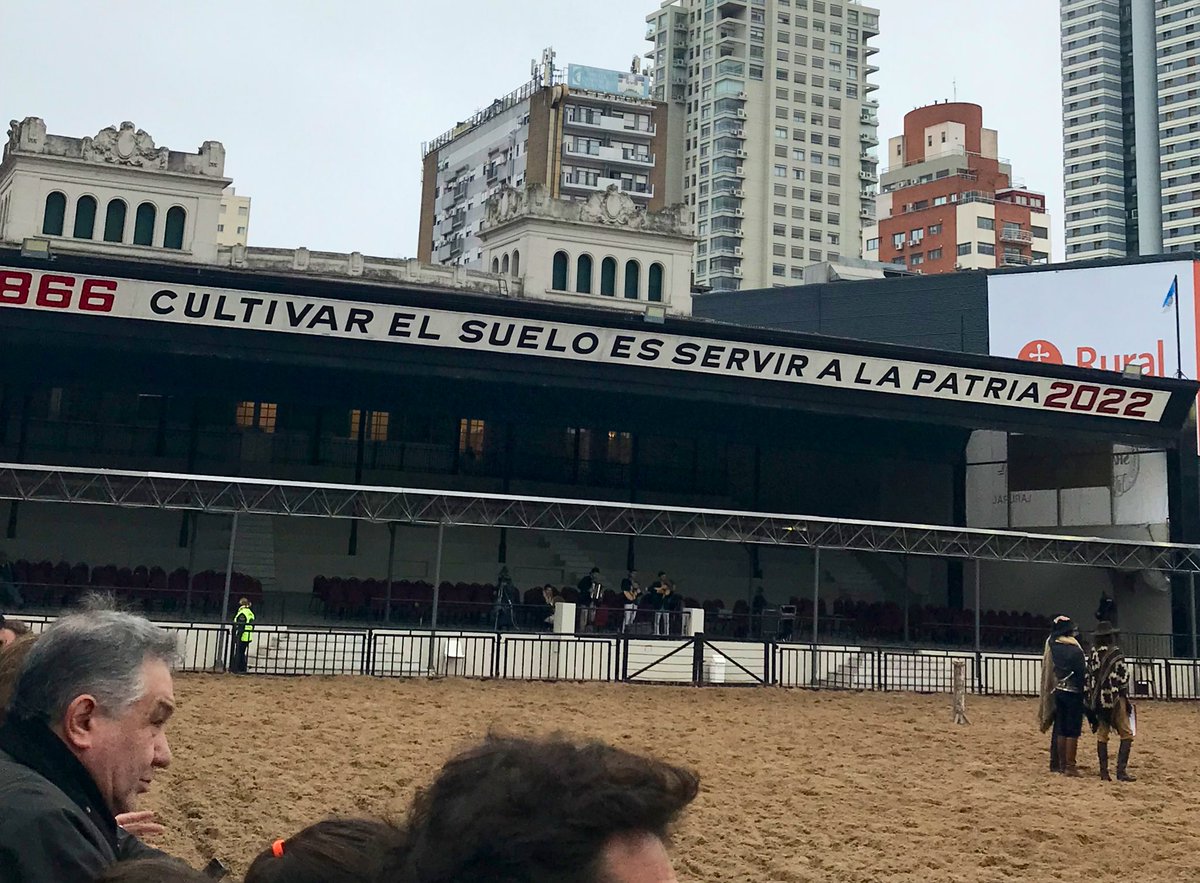 MiNombreClau's tweet photo. Pasó a dejar un abrazo, tengan una hermosa vida y una agradecida y armoniosa Noche 🙌✨🤍 #AguanteelCampo #FeriaRural @LaRural_BsAs https://t.co/vsCfeWfscq